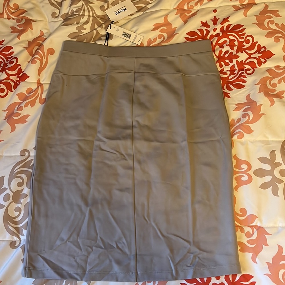 Tahari skirt. NWT